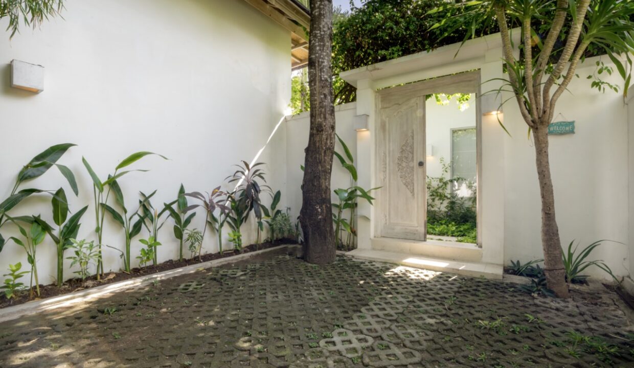 1-Villa Tara-entry door Large