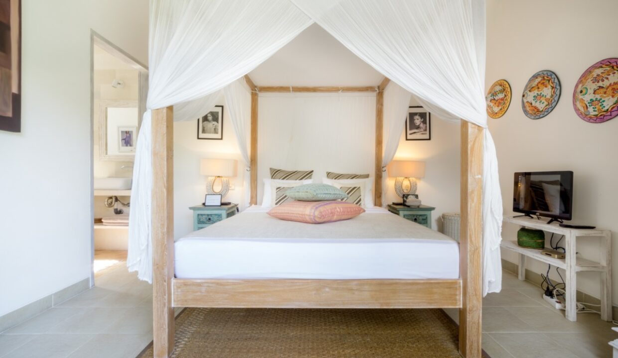 13-Villa Tara-master bedroom Large