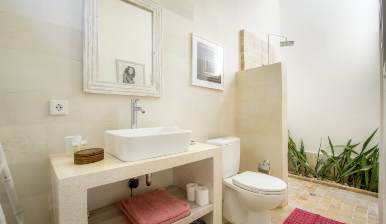 19-Villa Tara-bathroom (guest bedroom 1) Large