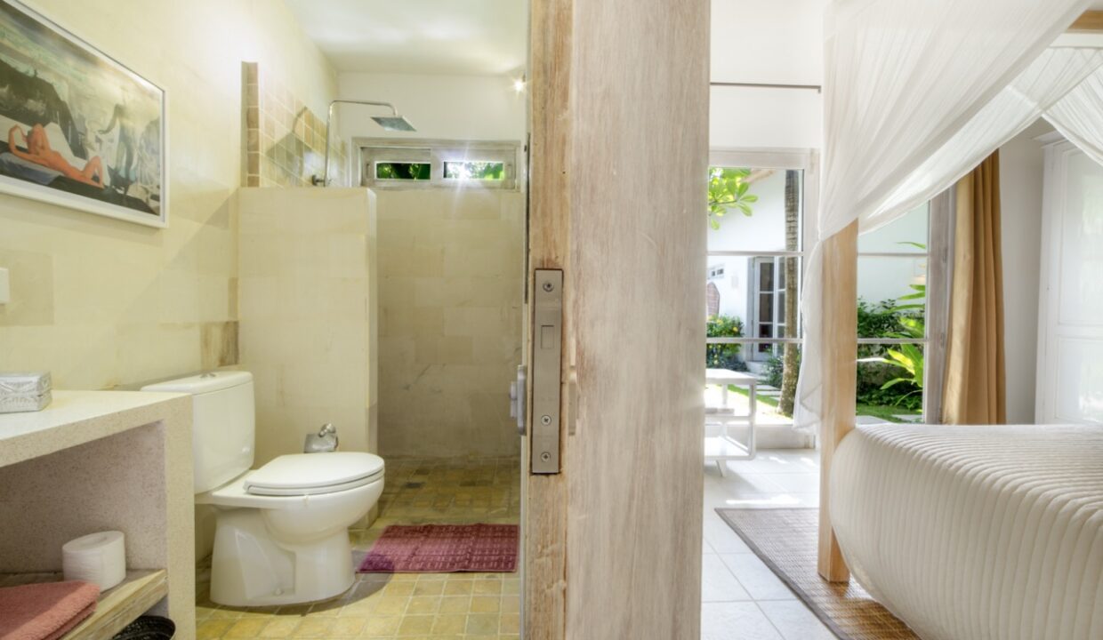 23-Villa Tara-bathroom (guest bedroom 2) Large