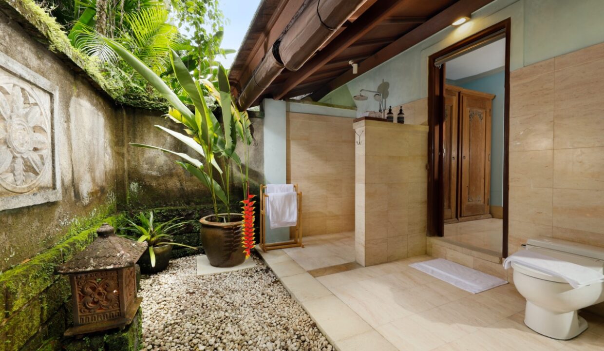 Master Bed Bathroom Large